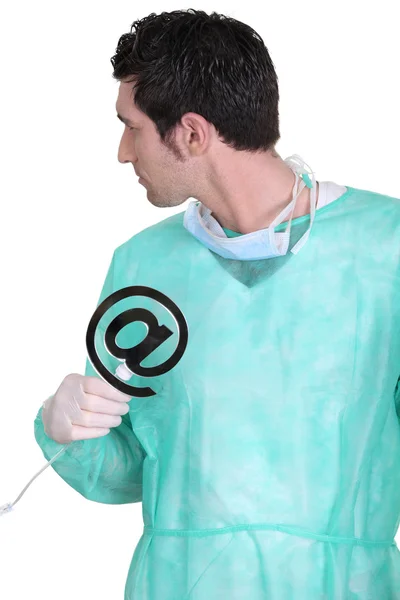 Хирург с символом электронной почты — стоковое фото