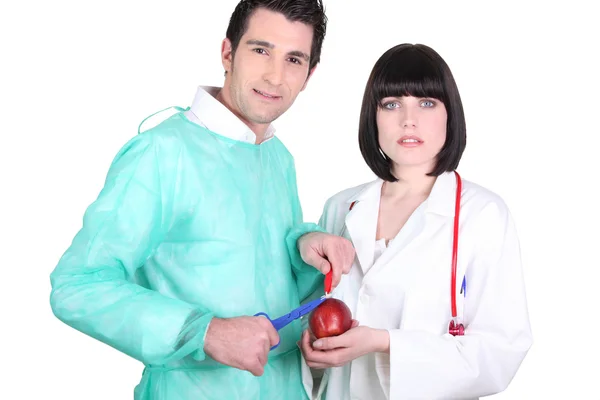 Medizinisches Duo und Apfel — Stockfoto