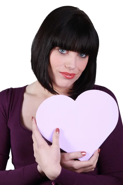 Une femme brune avec une boîte en forme de coeur — Photo