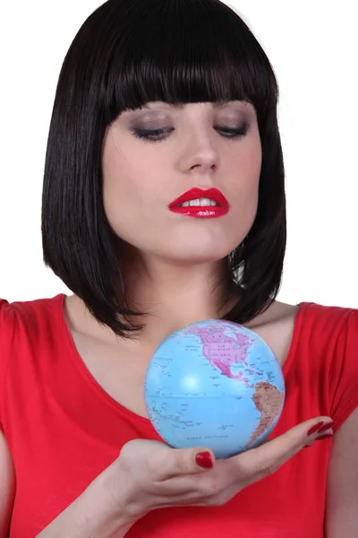 Жінка тримає глобус у руці — стокове фото