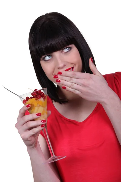 Mujer comiendo una ensalada de frutas — Foto de Stock