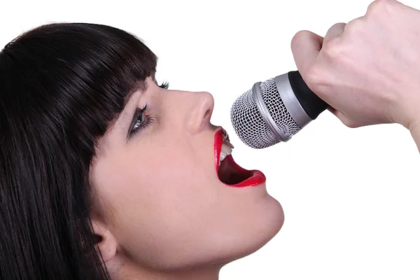 Bruna donna cantare — Foto Stock