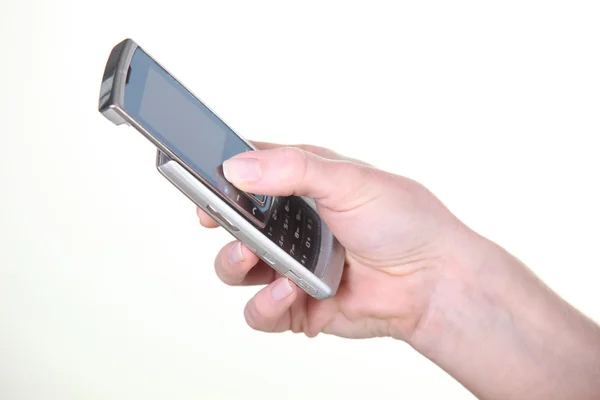 Close-up de uma mão usando um telefone celular — Fotografia de Stock