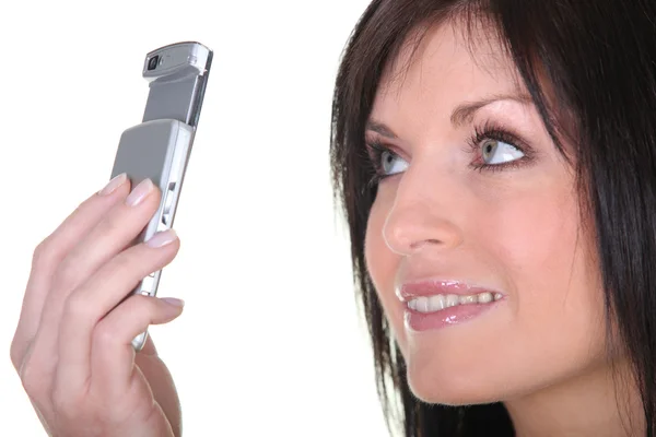 Femme prenant des photos avec téléphone portable — Photo