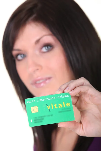 彼女の健康保険カードを持つ女性 — ストック写真