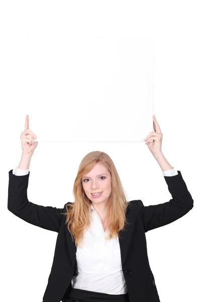 Kobieta trzyma płyta reklama — Zdjęcie stockowe