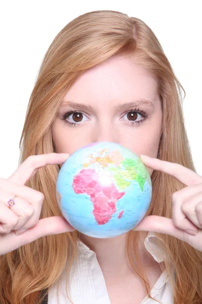 Młoda kobieta pokazano mały Globus — Zdjęcie stockowe