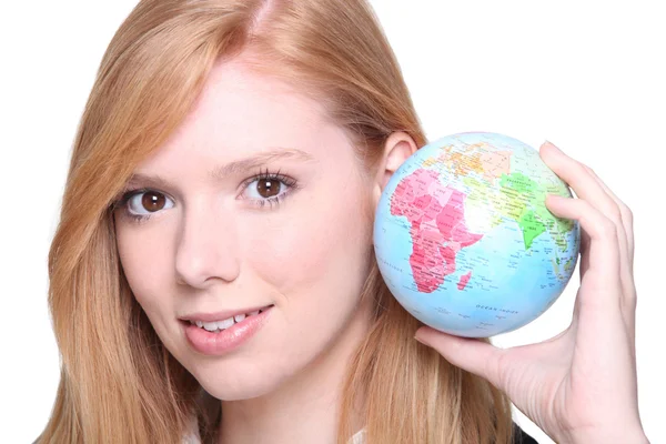Ung kvinna som håller en glob — Stockfoto