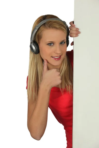 Teenager gibt mit Kopfhörer Daumen-hoch-Zeichen — Stockfoto
