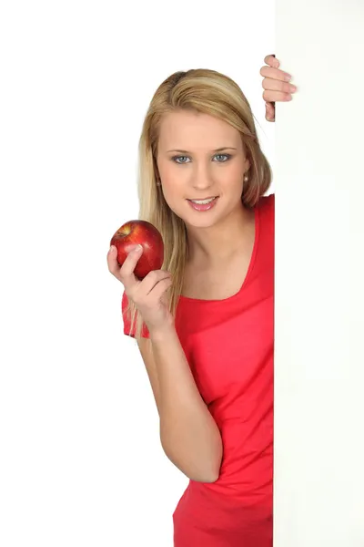 Νεαρή γυναίκα που κρατάει ένα μήλο — Φωτογραφία Αρχείου