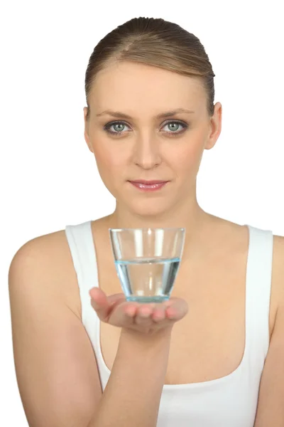Ung vacker blondin dela ut glas vatten — Stockfoto