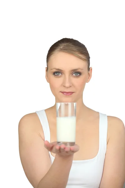 拿着一杯牛奶的女人 — 图库照片