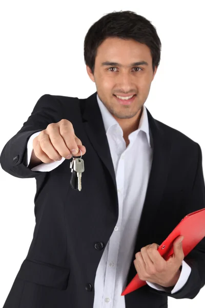 Κτηματομεσίτης προσφέροντας τα κλειδιά του σπιτιού — Φωτογραφία Αρχείου