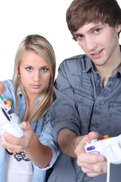 Teenagers playing video games — Stock Photo, Image