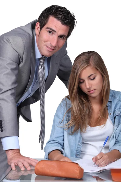 Homme en costume avec fille écrivant au bureau — Photo
