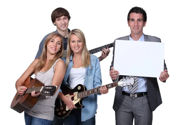 Unga spelar gitarr — Stockfoto