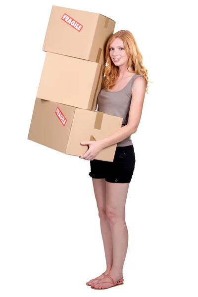 Rothaarige Mädchen mit Karton bewegt — Stockfoto