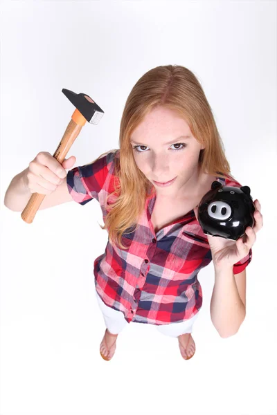 Adolescente com martelo e mealheiro — Fotografia de Stock