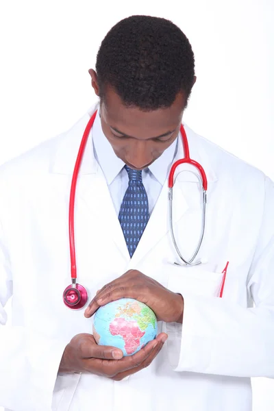 Docteur tenant globe mondial — Photo