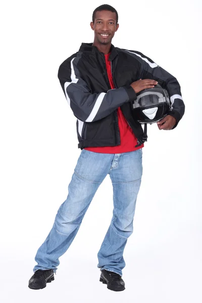 Motociclista vestindo casaco preto e capacete — Fotografia de Stock