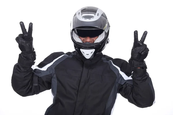 Motociclista fazendo sinal de vitória — Fotografia de Stock