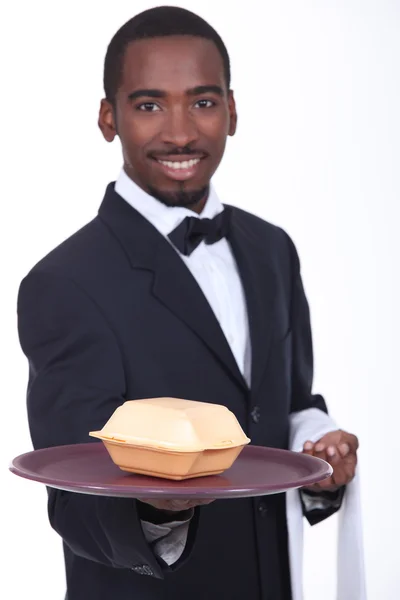 Σερβιτόρος, κρατώντας το δίσκο με δοχείο Φάστ φούντ — Φωτογραφία Αρχείου