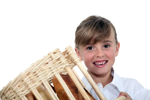 Jovencita sosteniendo una cesta de pan — Foto de Stock