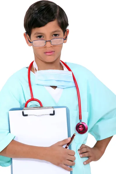 年轻的男孩打扮成一名医生 — 图库照片