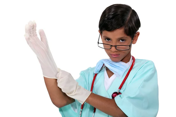 외과 의사로 분 장 한 소년 — 스톡 사진