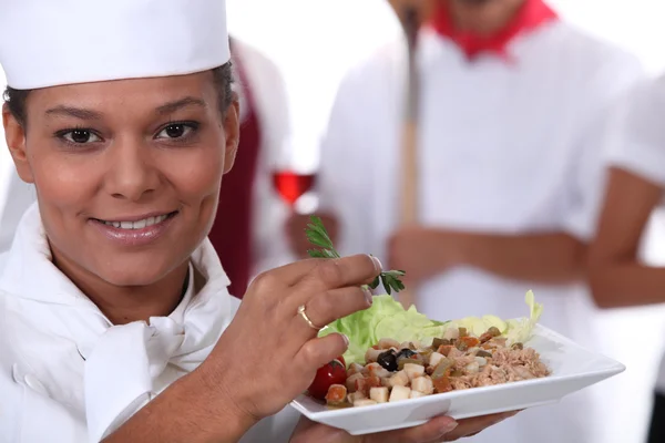 Junger Chefkoch zeigt ein Salatgericht — Stockfoto