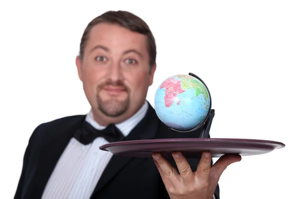 Kellner mit Globus auf dem Teller — Stockfoto