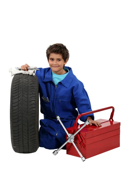 Mały chłopiec mechanika na białym tle — Zdjęcie stockowe