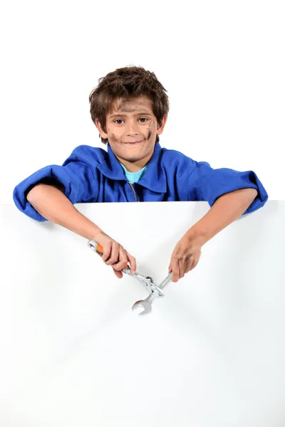 Хлопчик з гайковими ключами — стокове фото