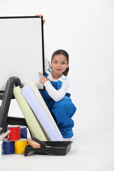 Malá holčička, oblečený jako dekoratér — Stock fotografie