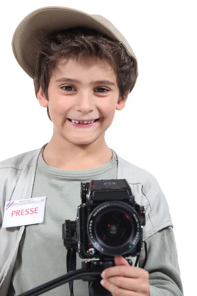 年轻的男孩打扮成一位新闻摄影师 — 图库照片