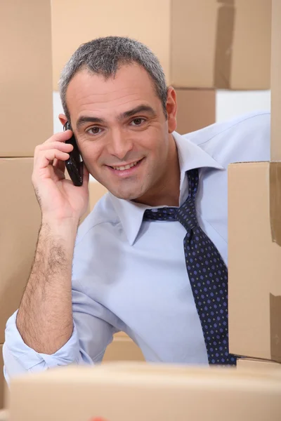 Horizontální obraz muže v kartonu — Stock fotografie