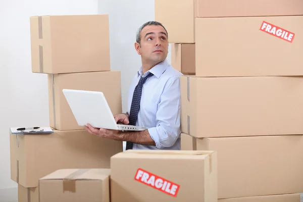 Mann von Kartons umgeben — Stockfoto