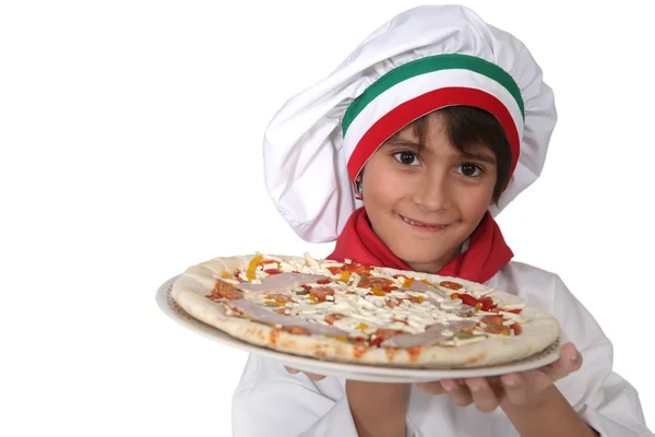 Kleines italienisches Mädchen präsentiert eine Pizza — Stockfoto