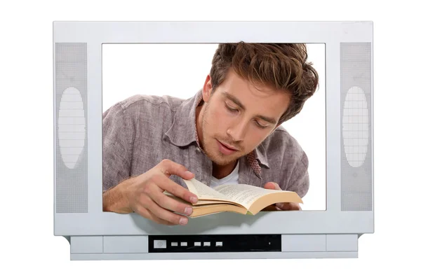 Uomo con libro dietro cornice TV — Foto Stock