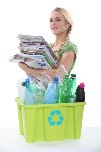 Woman recycling — Zdjęcie stockowe
