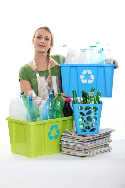 Woman recycling — Zdjęcie stockowe