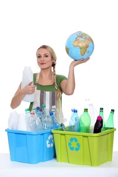 Blonde vrouw recycling om te redden van de planeet — Stockfoto