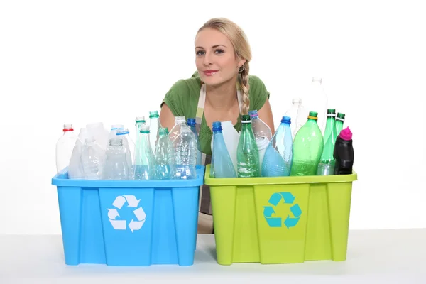 Jeune femme avec des boîtes pour le recyclage du plastique — Photo