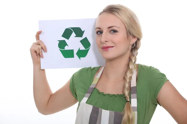 Ξανθιά γυναίκα που δείχνει το σύμβολο της ανακύκλωσης — Φωτογραφία Αρχείου