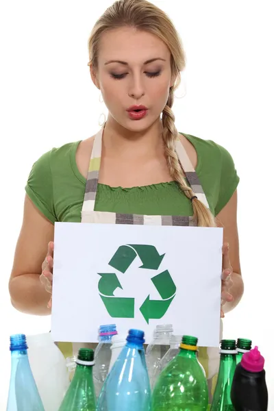 Giovane donna bottiglie di riciclaggio — Foto Stock