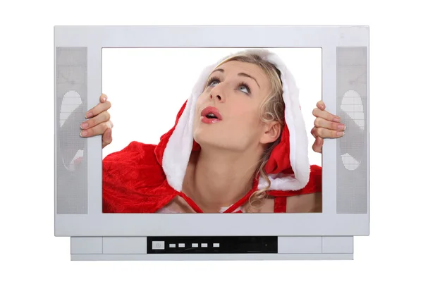 Femme avec cadre de couche de Noël derrière la télévision — Photo