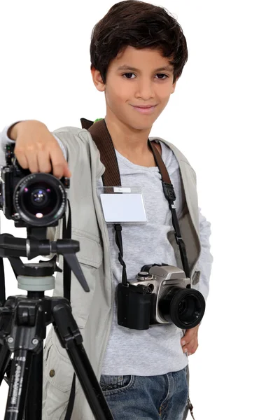 Liten pojke agerar som en professionell fotograf — Stockfoto