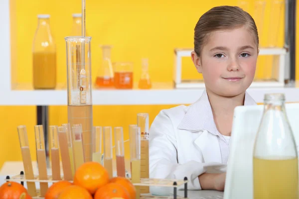 Little girl conducting experiment — Stock Photo, Image