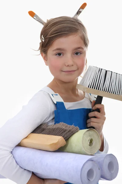 Klein meisje voorwenden om decorateur — Stockfoto