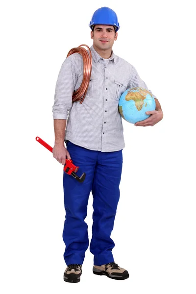 Сантехник держит глобус — стоковое фото